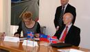 Podpis programových dohod; Ing. Eva Anderová - náměstkyně ministra financí; Frode Dahl Fjeldavli – programový manažer KFM pro ČR ze dne 31-10-2013